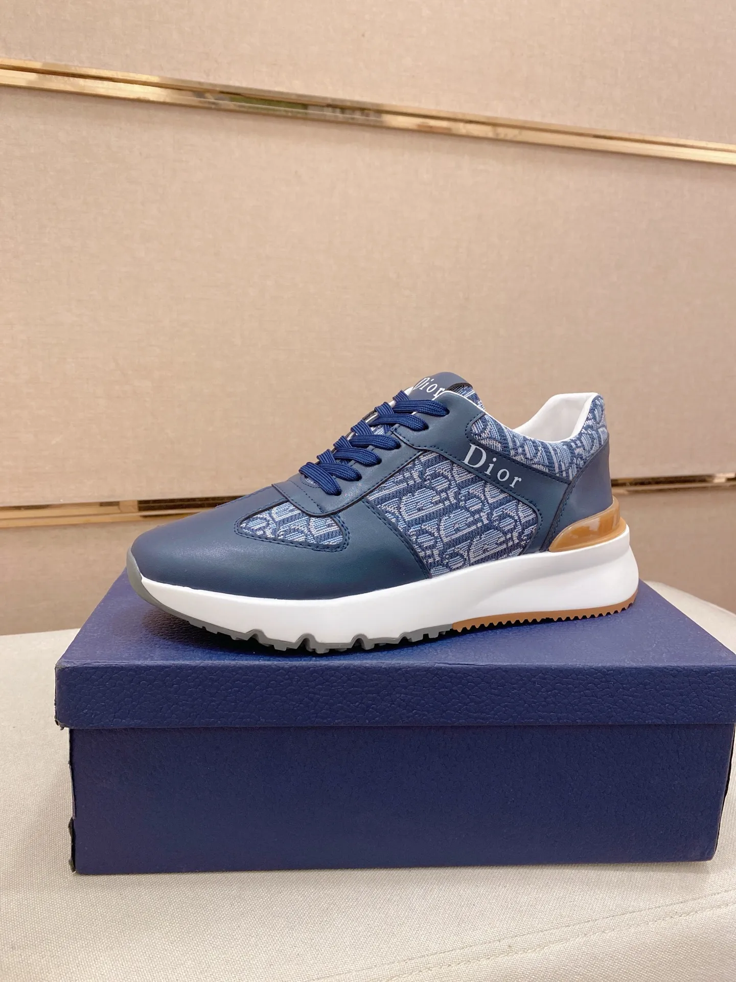 Factory price: 440💰[Dior·Dior] New casual sports style men's shoes, new spring and summer design, perfect workmanship, lace-up lazy style to create wardrobe quality, upper: imported first-layer cowhide, sheepskin lining is soft and comfortable, ultra-light TPU wear-resistant outsole, simple, versatile fashion men's shoes, excellent color code number 38--44. (Can be customized for 45 non-refundable)
